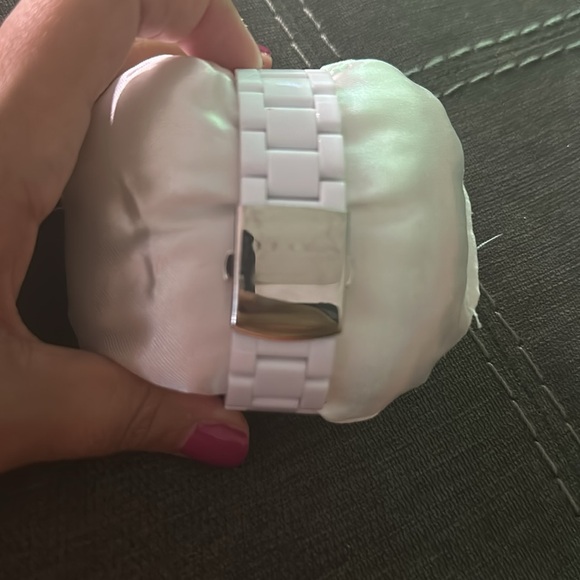 White Guess watch - Picture 2 of 3